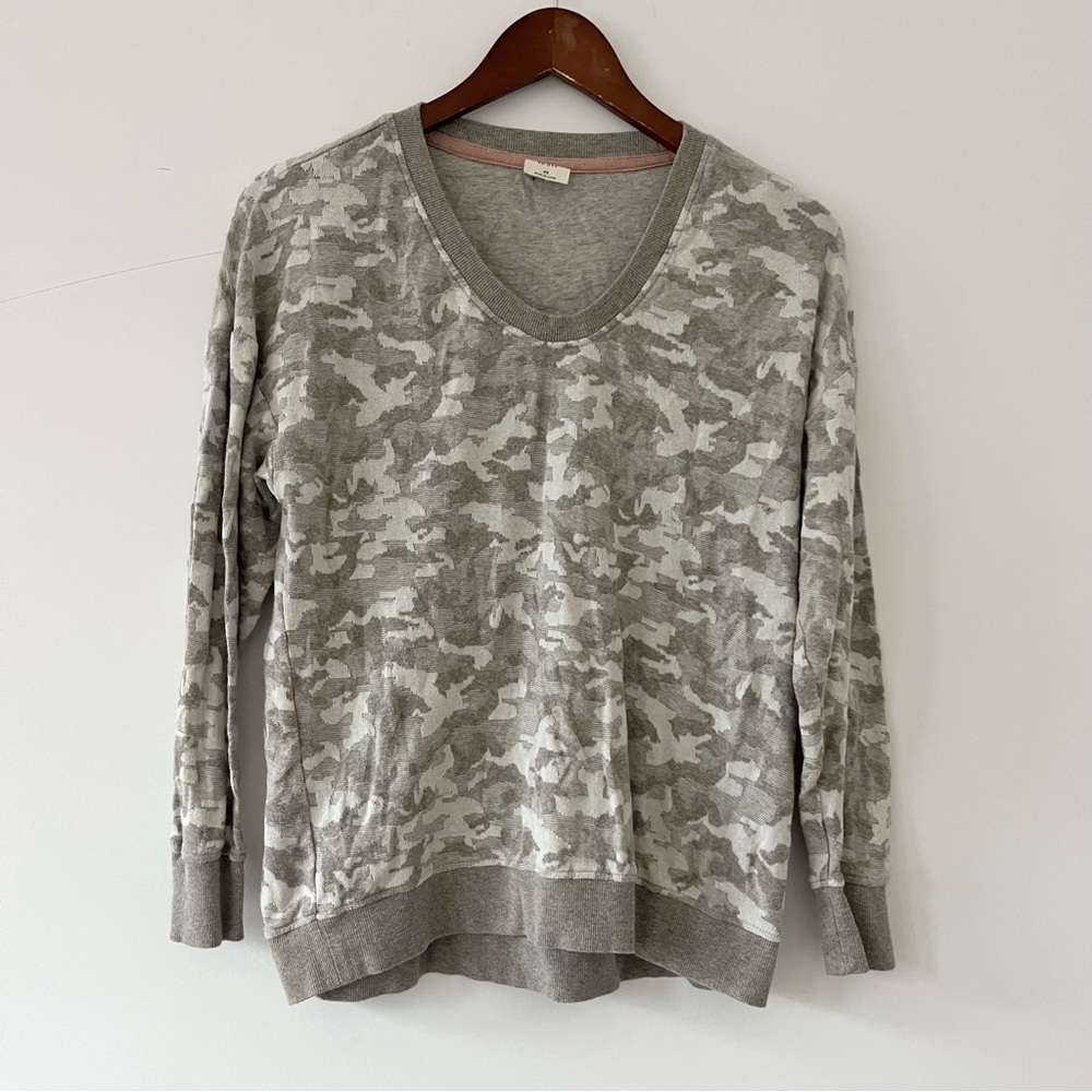 Good Hart Gray Cream Camouflage Print Pullover Sweater Lightweight XS